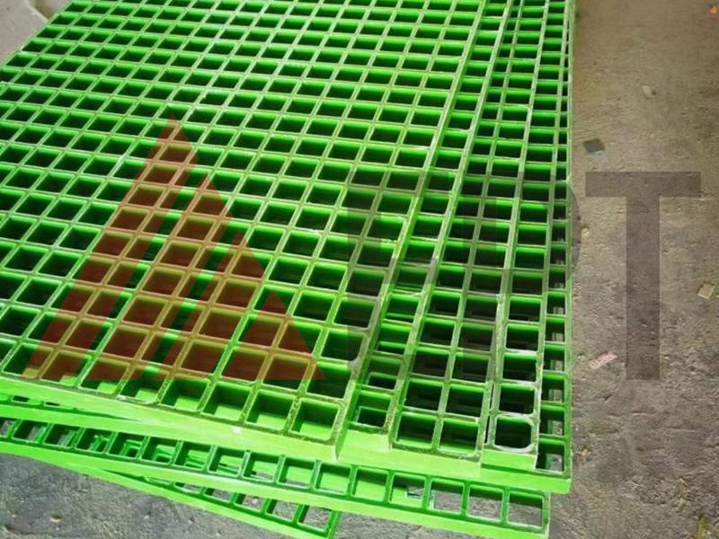 玻璃钢防腐电缆桥架格栅的防变形结构作用是什么？